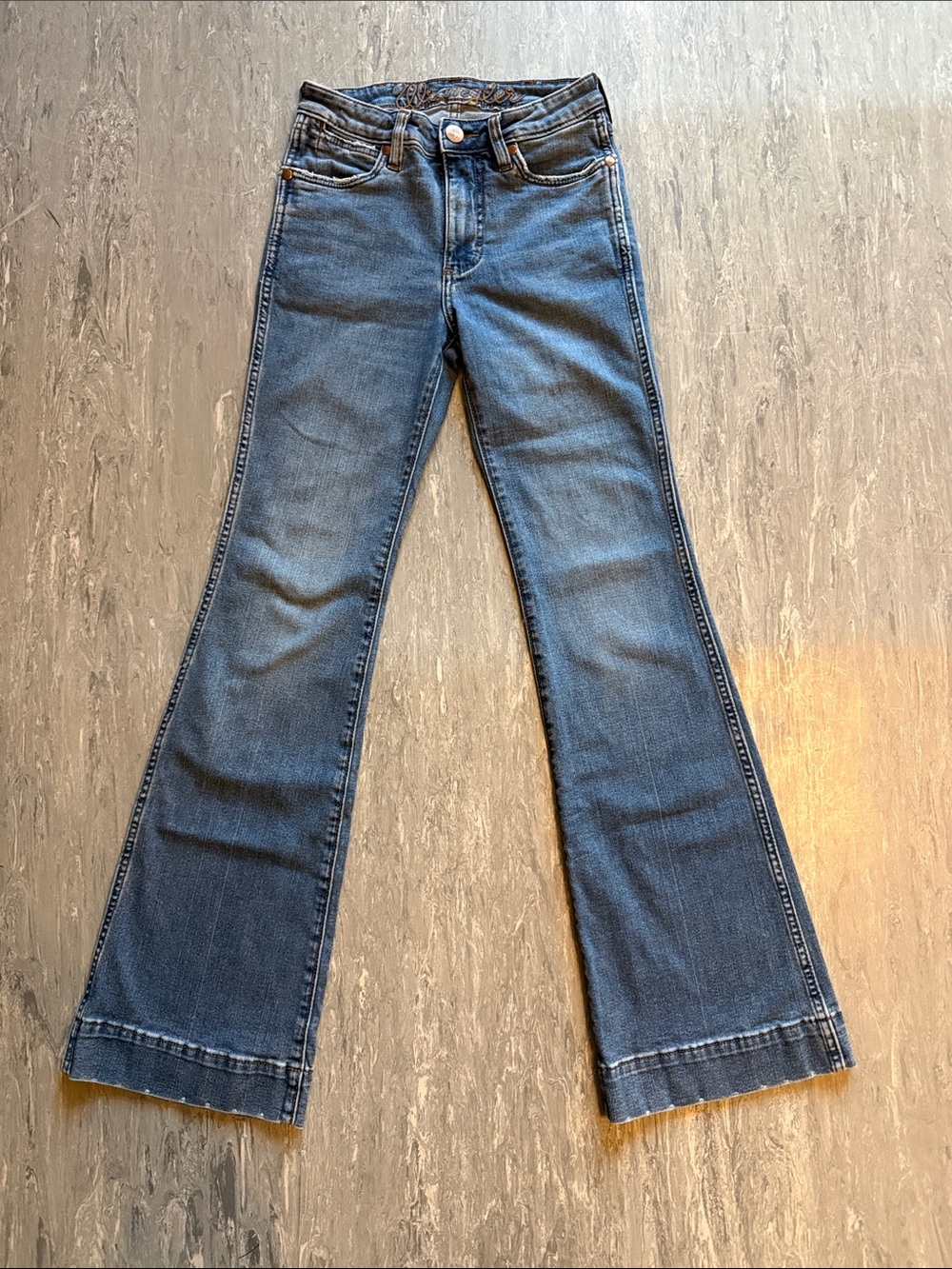 Wrangler Women's Boot Cut Jeans in Medium Blue Wash - Picture 1 of 6